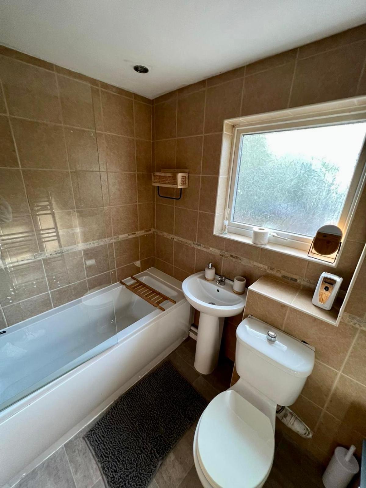 Manchester - Eccles - Business - Contractors - Families - Discounts Available Exteriér fotografie