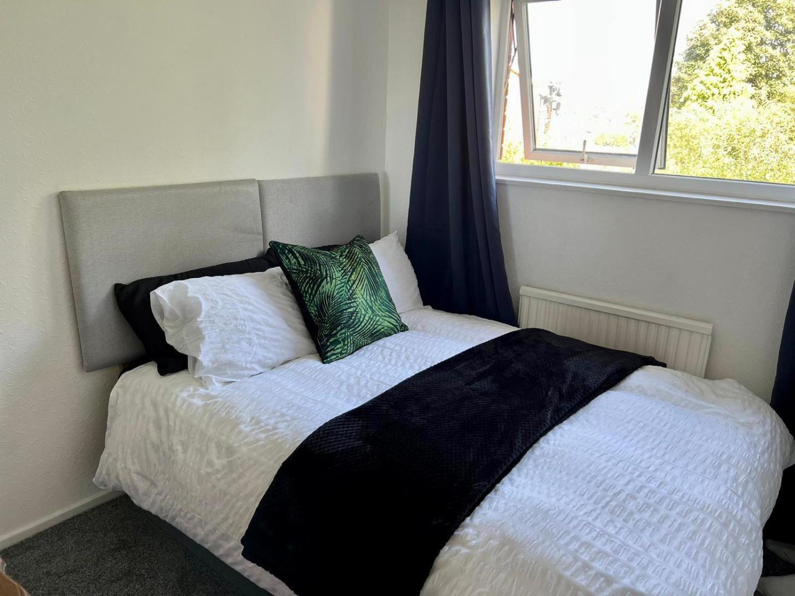 Manchester - Eccles - Business - Contractors - Families - Discounts Available Exteriér fotografie